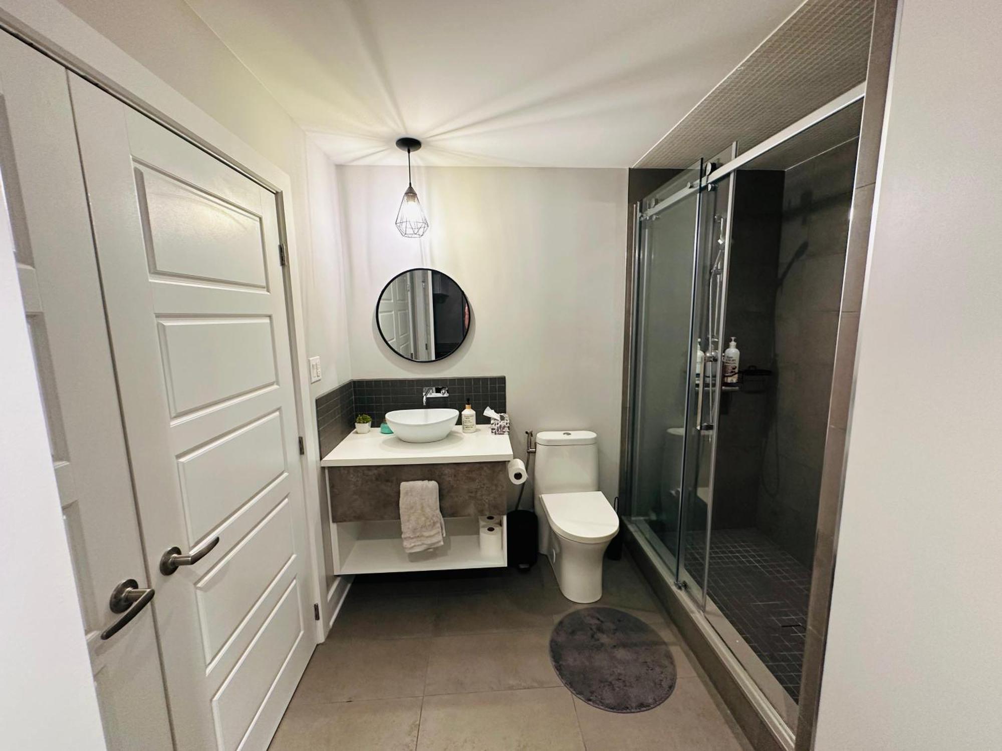 Urban Retreat - 2 Bedroom, 3 Beds, 6 Guests, Free Parking Longueuil Eksteriør billede